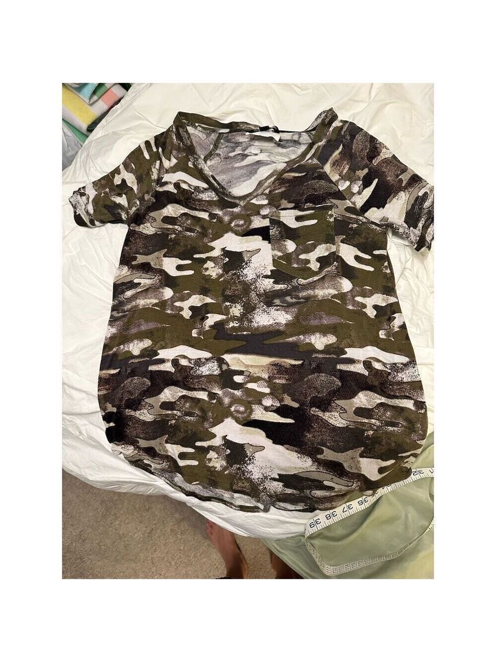 Rock & Republic women’s Camo V-Neck Tee with Pocket Size S - Picture 1 of 7